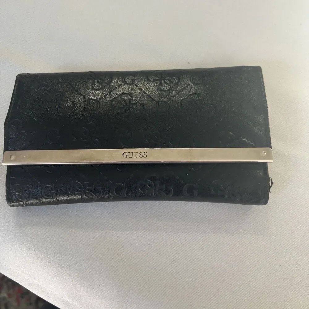 GUESS Wallet Women's Wallet With‎ Chrome In Front